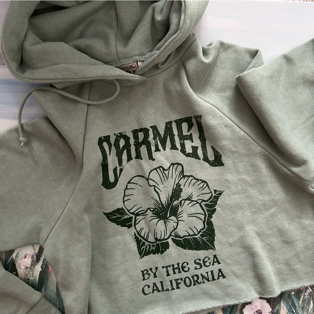Carmel By The Sea California Techstyles Cropped Comfy Sage Hoodie NWOT🏖️⛵️🌺